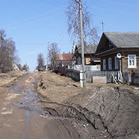 Улица Горького в Тотьме. В доме по ул. Горького, 4 (справа) жила Мария Бугримова, подруга Татьяны Агафоновой, первой юношеской влюбленности Николая Рубцова. Сюда он заходил в гости. Автор фотографии: Андрей Лобанов. Дата съемки: 17 апреля 2021 г.
