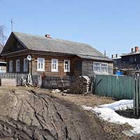 Тотьма. Улица Горького, 4. Сюда в гости к Марии Бугримовой заходил Николай Рубцов. Автор фотографии: Андрей Лобанов. Дата съемки: 17 апреля 2021 г.