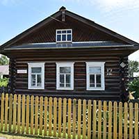 Улица Гущина, 12. На доме табличка: «В этом доме был в гостях у своего друга Сергея Багрова Николай Рубцов»