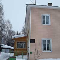 Дом на улице Гущина в г. Тотьме. Улица носит имя Героя Советского Союза П. Ф. Гущина, уроженца д. Антушева Гора Тотемского р-на. Автор фотографии: Елена Лобанова. Дата съемки: 2021 г.