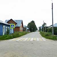 Улица Красная в Тотьме. Первый дом справа – № 2. В этом доме в 1960-е гг. жил С. П. Багров. У него в гостях часто бывал Николай Рубцов