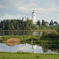 Река Кубена. Вид на церковь Афанасия Великого в д. Чирково. Автор фотографии: Н. В. Коселёв
