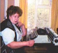 Заслуженный работник культуры Л. А. Фофанова в комнате, где Николай Рубцов продиктовал машинистке стихи для своей новой книги