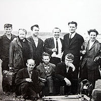 В поездке по Волго-Балту. На аэродроме в Вытегре. Лето 1967 г. (Н. Рубцов 1-й слева в нижнем ряду)