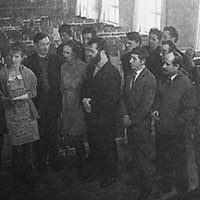На семинаре молодых поэтов и прозаиков в Доме политпросвещения в Вологде. На фотографии Рубцов (второй справа) рядом с рецензируемыми им молодыми авторами. Дата съемки: март 1970 г.