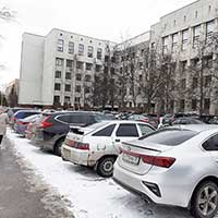 На месте автомобильной стоянки раньше был дом, в котором до 1935 года жила семья Рубцовых. Автор фотографии: Светлана Жолудева. Дата съемки: 16 марта 2021 г.