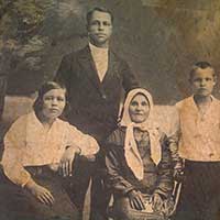 Семья Рубцовых. Стоят Михаил Андрианович Рубцов и Надя, сидят Софья Андриановна и бабушка Раиса Николаевна. Вологда. 1935 год. За три месяца до рождения Николая Рубцова