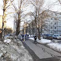 Вологда, ул. Козленская, д. 44. Примерно в этом месте до 70-х гг. находился деревянный дом, в котором в 1930-е годы жила семья Наместниковых. Старый адрес дома: ул. Урицкого, 54. С главой семейства – Алексеем Александровичем Наместниковым – дружил Михаил Андриянович, отец Николая Рубцова. Автор фотографии: Светлана Жолудева. Дата съемки: 16 марта 2021 г.