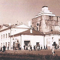 Дом искусства (1925–1932 годы) на площади Революции; кинотеатр имени М. Горького (1932–1971 годы)