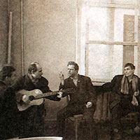 В мастерской В. Корбакова (Вологодский Дом художников). Николай Рубцов исполняет под гитару песни на свои стихи. 