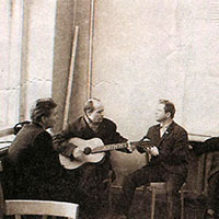 В мастерской В. Корбакова (Вологодский Дом художников). Николай Рубцов исполняет под гитару песни на свои стихи. 