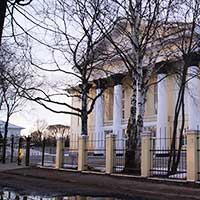 Здание бывшего городского Дома культуры на Набережной VI Армии, 89. Здесь 4 сентября 1967 года состоялась творческая встреча поэта Николая Рубцова с вологжанами. Автор фотографии: Татьяна Заварина. Дата съемки: 4 апреля 2021 г.