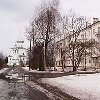 Третье временное вологодское пристанище Николая Рубцова – квартира 43 в доме № 209 на Набережной VI Армии. Рядом – храм Андрея Первозванного. Автор фотографии: Татьяна Заварина. Дата съемки: 4 апреля 2021 г.