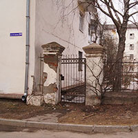 Ворота во двор дома № 209 на Набережной VI Армии, в котором с января 1968 по январь 1969 года жил Н. М. Рубцов. Автор фотографии: Татьяна Заварина. Дата съемки: 4 апреля 2021 г.