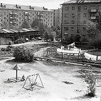 Двор дома 209 на Набережной VI Армии. Фото 1960-х гг.