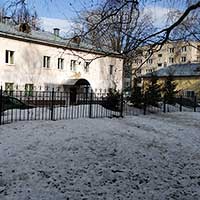 Первое жилье Николая Рубцова в Вологде – общежитие на улице Октябрьской, 19-а. Здесь он прожил совсем недолго. Автор фотографии: Ирина Сальникова. Дата съемки: 4 апреля 2021 г.