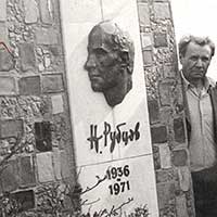 Валентин Малыгин у памятника Н. М. Рубцову на Пошехонском кладбище в Вологде