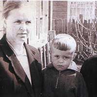 Начало 50-х. У дома № 8 по ул. Республиканской в Вологде. В центре – маленький Алексей Рубцов. Слева – Евгения. Справа – отец поэта М. А. Рубцов. Дом не сохранился