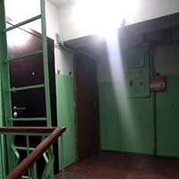 Вторая от лестницы дверь – в квартиру № 66, в которой жил Н. М. Рубцов. Автор фотографии: Надежда Квашнина. Дата съемки: 29 марта 2021 г.