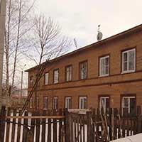 Дом № 11 в Школьном переулке г. Вологды. Здесь в кв. №4 жила журналист газеты «Вологодский комсомолец» Елена Васильевна Дуганова, у которой Николай Рубцов бывал в гостях. Автор фотографии: Татьяна Заварина. Дата съемки: 4 апреля 2021 г.