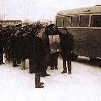 На окраине города остановили похоронный автобус и донесли гроб с телом Николая Рубцова до места погребения на руках