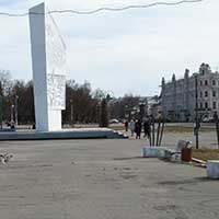 Площадь Революции, справа – гостиница «Золотой якорь». Автор фотографии: Татьяна Фоминская. Дата съемки: май 2021 г.