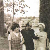 Н. Рубцов с В. Коротаевым, М. Корякиной, И. Астафьевой почти на том же месте, где сейчас стоит памятник Н. Рубцову 