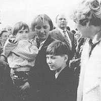 Е. Н. Рубцова с детьми на церемонии открытия памятника Н. М. Рубцову в Вологде. 26 июня 1998 года