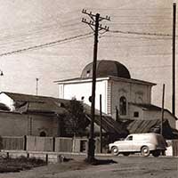 Разрушенное здание храма апостолов Петра и Павла в Новинках на Советском проспекте г. Вологды. Слева виден угол горбольницы, в которой в июне 1970 г. лежал Н. М. Рубцов. Дата съемки: 1960-е гг.