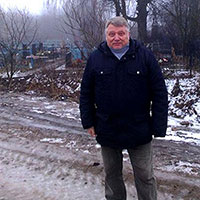 За спиной Леонида Вересова кладбище, выросшее на месте бывшей деревни Троица