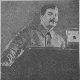товарищ Сталин на трибуне