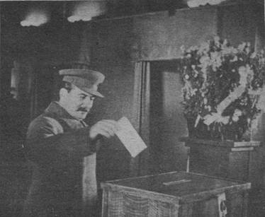 Товарищ Сталин опускает конверт с избирательными бюллетенями в урну
