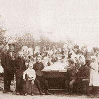 Трапеза жителей с. Михалёва Тотемского уезда, 1914 г. (ВОКМ)
