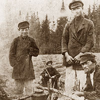 Приготовление пищи на покосе в Тотемском уезде. 1907 г. (ТКМ)
