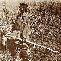 Крестьянин, идущий на сенокос с пестерем за спиной. Олонецкая губерния, 1901.
