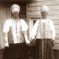 Девушки в старинных парчовых костюмах. Архангельская губерния, Архангельский уезд, дер. Красная Горка. 1910 г.
