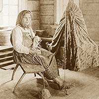 Женщина с люлькой. Архангельская губерния, Онежский уезд, с. Ворзегоры. 1910 г.
