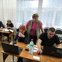 Идет обработка собранного материала. Сямженский р-н Вологодской обл. Фото из архива Л. Ю. Зориной.