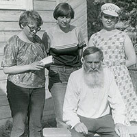 Диалектологи УрГУ и ВГПИ беседуют с Николаем Кирилловичем Игнашевым. Сямженский р-н Вологодской обл. Фото из архива Л. Ю. Зориной.