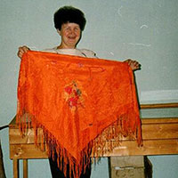 Зинаида Александровна Попова демонстрирует экспонаты школьного музея. Сямженский р-н Вологодской обл. Фото из архива Л. Ю. Зориной.