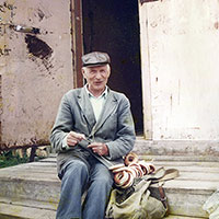 Хлеб ещё не привозили (беседа на крыльце магазина). Фото из архива Л. Ю. Зориной.
