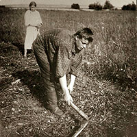 Крестьянин с косой-горбушей. Фото Н. А. Шабунина. 1906 г.