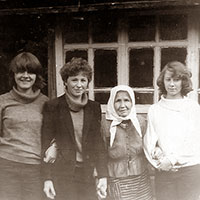 Студенты 1-го курса филфака ВГПИ на диалектологической практике в дер. Фатьяново Тарногского р-на Вологодской обл. Фото 1986 г.