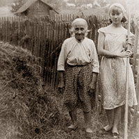 Студентка 1-го курса филфака ВГПИ Эльвира Вахрушева помогает на сенокосе. Тарногский р-н, дер. Фатьяново. Фото 1986 г.