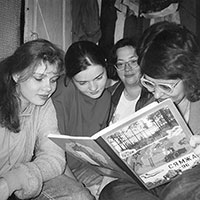 Диалектологи пишут дневник режской экспедиции. Сямженский р-н Вологодской обл. Фото из архива Л. Ю. Зориной.