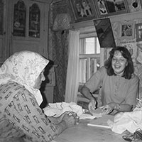 Аспиранты изучают лексику одежды в режском говоре. Сямженский р-н Вологодской обл. Фото из архива Л. Ю. Зориной.