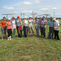 Группа практикантов на сенокосе с семьёй Черепановых. Сямженский р-н Вологодской обл. Фото из архива Л. Ю. Зориной.