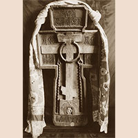 Деревянный старообрядческий крест XIX века с вышитым полотенцем. Карелия
