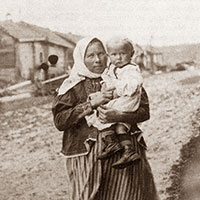 Молодая мать с ребенком из дер. Сольково Тотемского уезда. (ВОКМ)