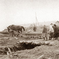 Проводы покойника на кладбище. Архангельская область, Онежский р-н, дер. Прилуки, 1963 г.